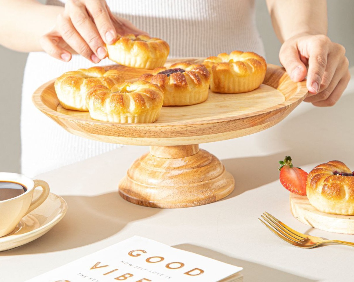 سینوا-ظرف شیرینی‌خوری چوبی گرد پایه‌دار مدل SW01 روی میز پذیرایی