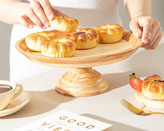 سینوا-ظرف شیرینیخوری چوبی گرد پایهدار مدل SW01 روی میز پذیرایی