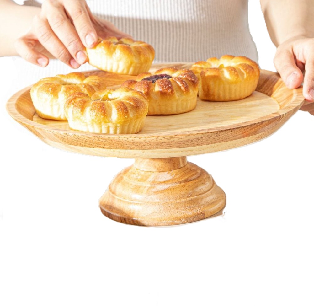 سینوا-ظرف شیرینی‌خوری چوبی گرد پایه‌دار مدل SW01 روی میز پذیرایی