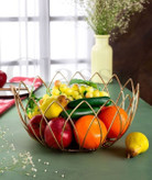 سبد میوه خوری سینوا با کف چوبی و بدنه طلایی طرح لاله