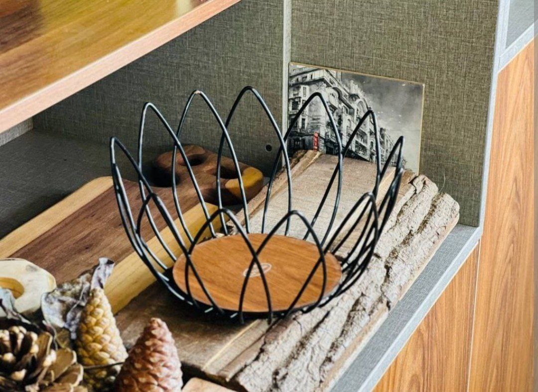 سبد میوه خوری سینوا با کف چوبی و بدنه مشکی طرح لاله – کد F01